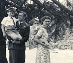 1000CB0052-01
© Cecil Beaton
The Duke of Kent, Princess Alexandra, Princess Marina and Prince Edward, photo Cecil Beaton. England, UK, 1942 1000CB0052-01
© Cecil Beaton
The Duke of Kent, Princess Alexandra, Princess Marina and Prince Edward, photo Cecil Beaton. England, UK, 1942