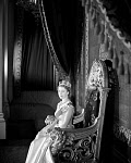 1000CB0144-01
&copy; Cecil Beaton
Queen Elizabeth II, photo Cecil Beaton. UK, 1955
