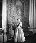 1000CB0145-01
&copy; Cecil Beaton
Queen Elizabeth II, photo Cecil Beaton. UK, 1955