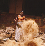 1000VK0040-01
&copy; Victor Kennet
Indian lady teasing fibres before spinning, photo Victor Kennett. India, 20th century
